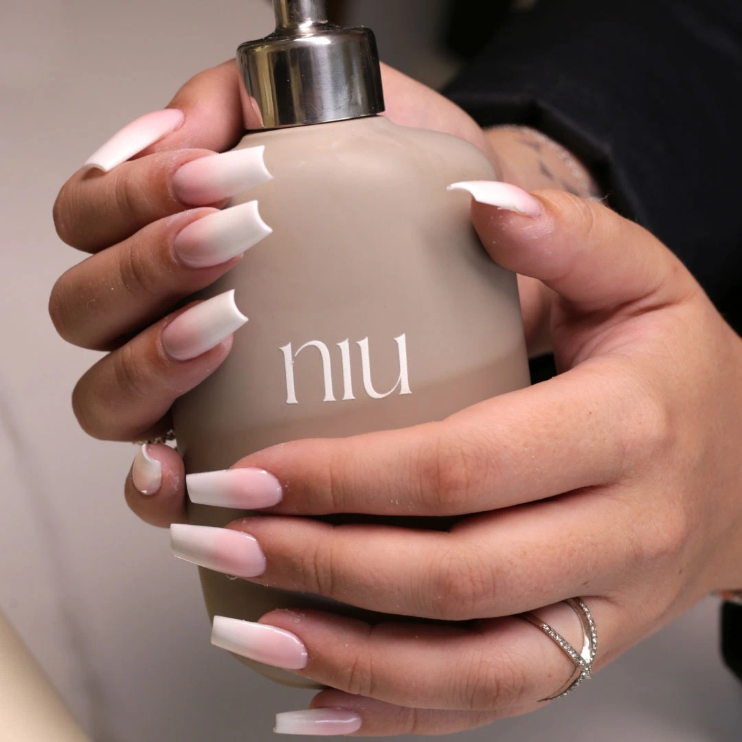 Babyboomer Nails in langem Square-Design – stilvoll gestylt im Nagelstudio Osnabrück