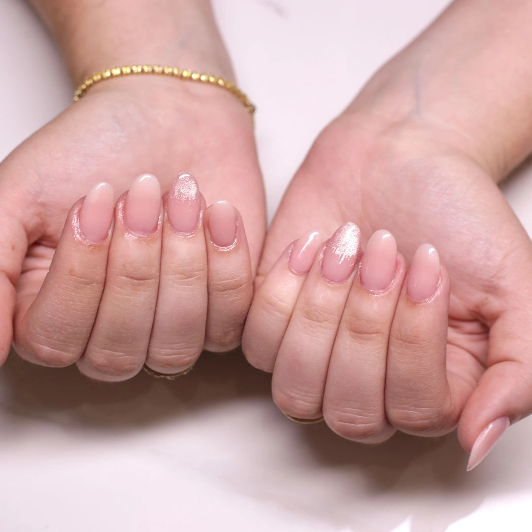 Naturnägel mit feinem Glitzereffekt – stilvolle Modellage vom Nagelstudio Osnabrück