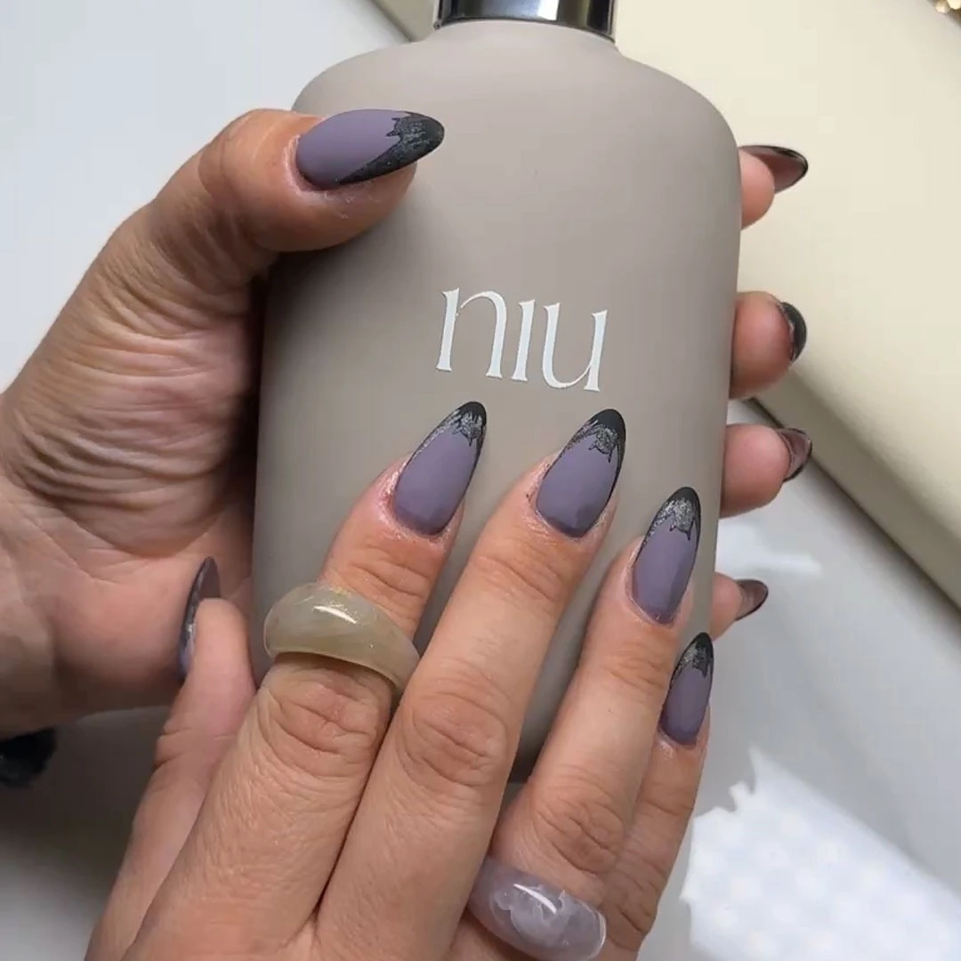 Modernes French Design in matt Lila-Schwarz – exklusives Nailart im Nagelstudio Osnabrück