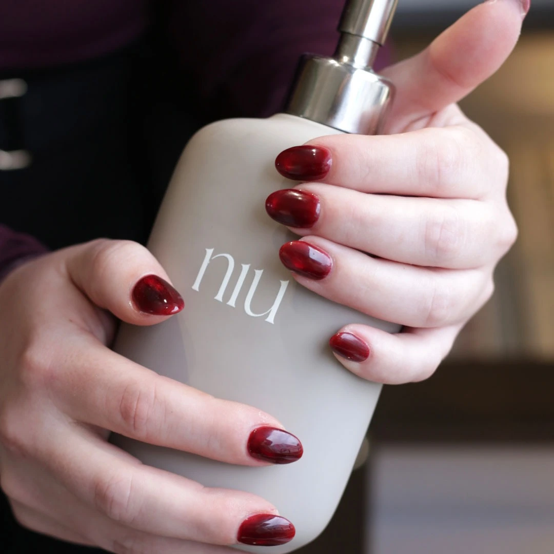 Rote Cat Eye Nails mit Velvet Effekt – luxuriöses Nageldesign vom Nagelstudio Osnabrück