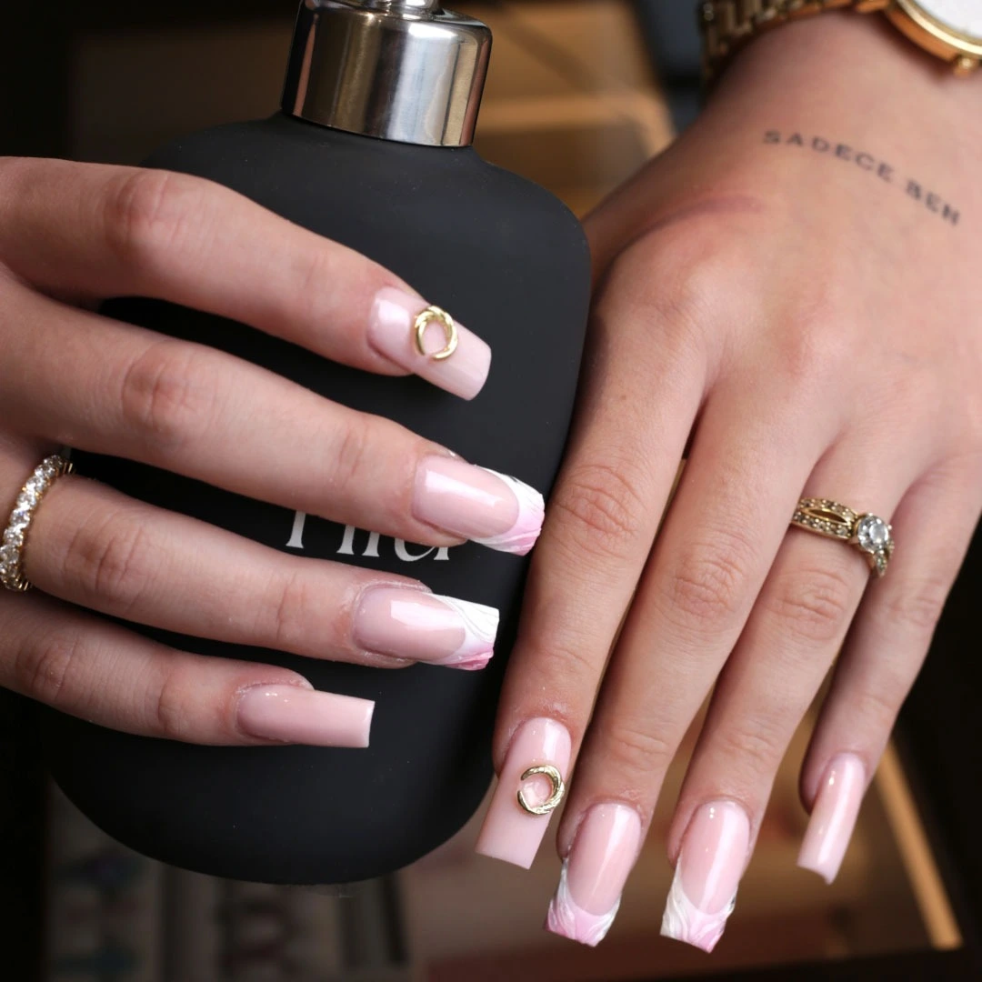 Modernes French Design mit Marble-Effekt und goldenen Details – exklusiv gestylt im Nagelstudio Osnabrück